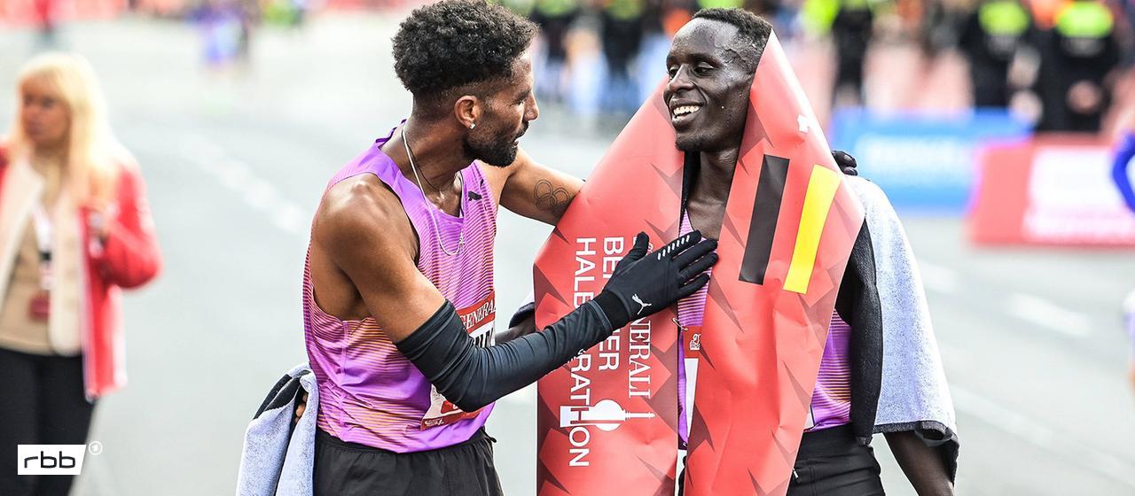 Dennis Kipkemoi (r), surprise second at the 45th Berlin Half Marathon, and Amanal Petros (imago images/Jan Huebner)