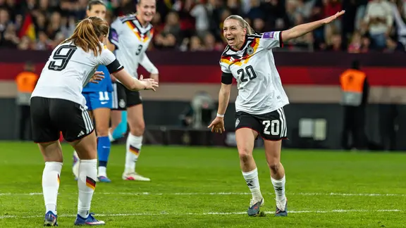 Game scene from the women's international match between Germany and Slovenia | IMAGO / Beautiful Sports International Game scene from the women's international match between Germany and Slovenia