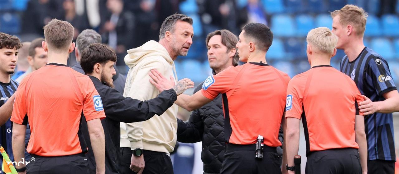 Excitement after the game surrounding referee Timon Schulz and his assistants. Coach Christoph Dabrowski, Erzgebirge Aue complains about Mannheim's controversial winning goal. Sports director Michael Tarnat, assistant coach Lars Fuchs, goalkeeper coach Alexander Kunze Aue complain to the assistant referee.