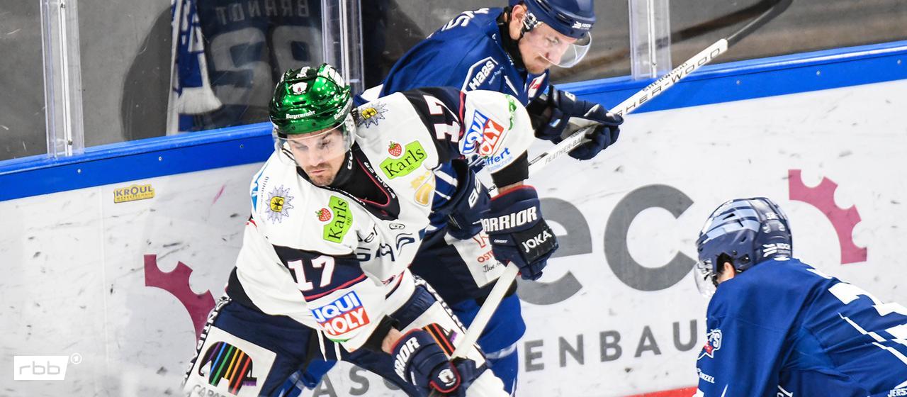 Marcel Brandt (Straubing Tigers) on the boards with Berlin's Jean-Sebastien Dea (Source: imago images/Hockeypics/Eva Fuchs)