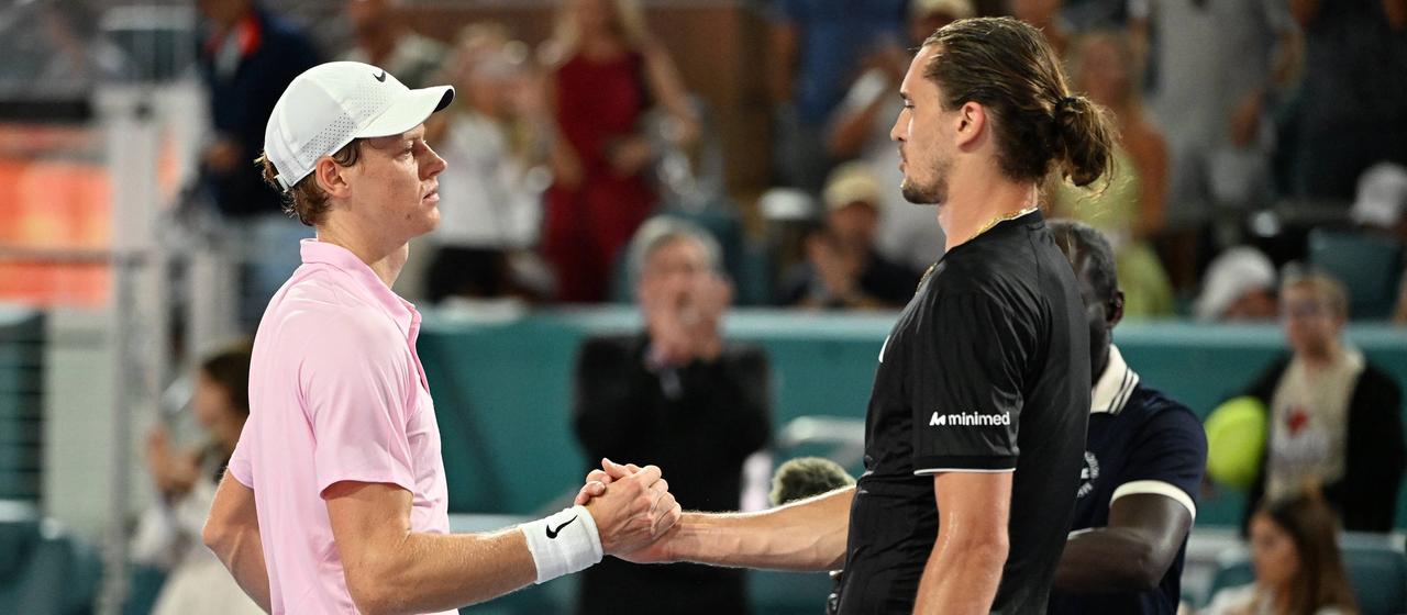 Shakehands after the game - Jannik Sinner (l.) and Alexander Zverev at the Miami Open