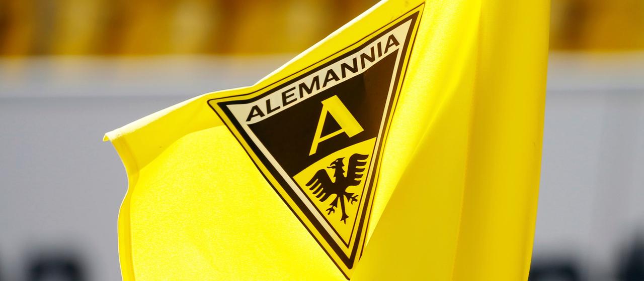 Corner flag with the coat of arms of Alemannia Aachen