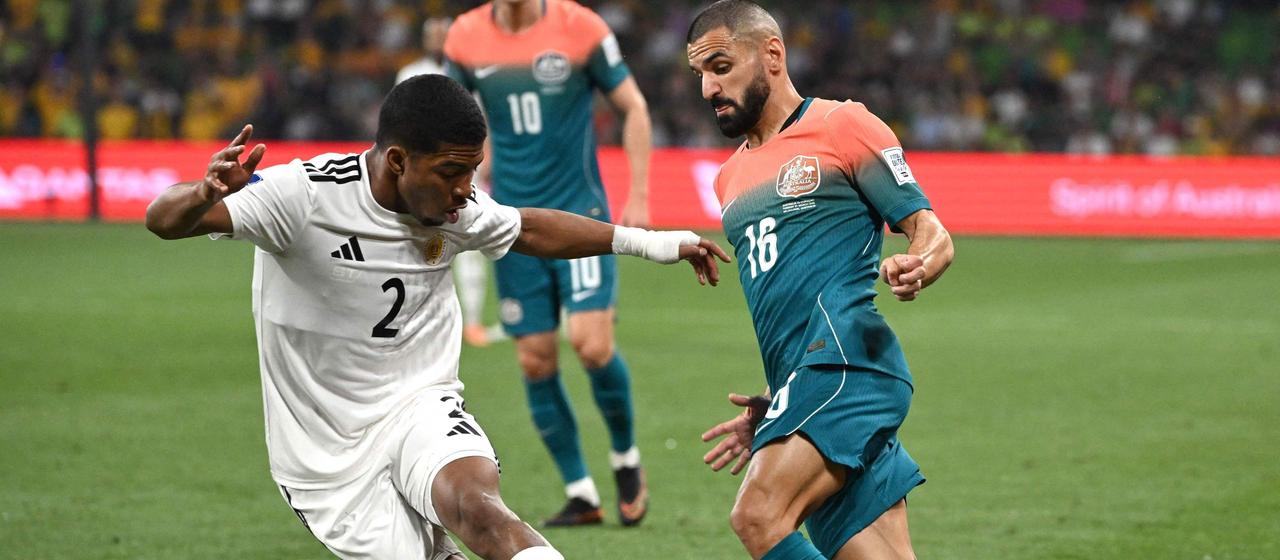 Shurandy Sambo (l.) in a duel with Aziz Behich (l.)