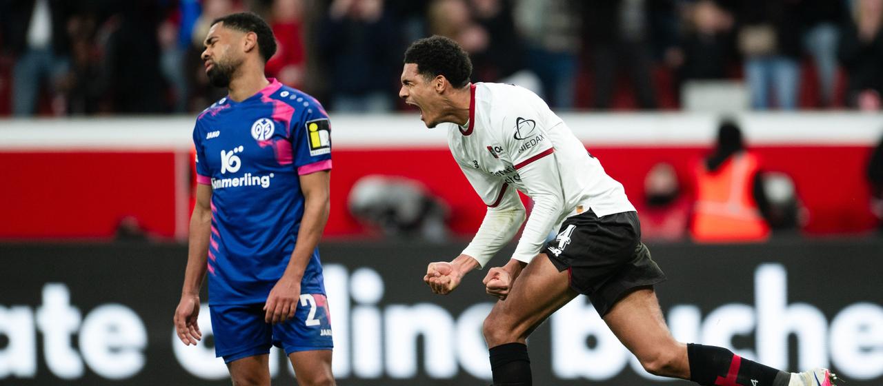Professional soccer player Jarell Quansah (r.) from Bayer 04 Leverkusen celebrates his goal against 1. FSV Mainz 05