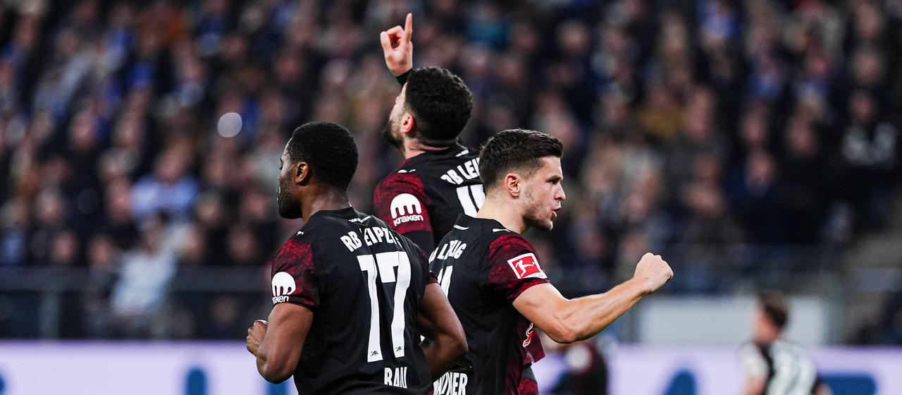 Ridle Baku (l.), Romulo (m.) and Christoph Baumgartner celebrate a Leipzig goal