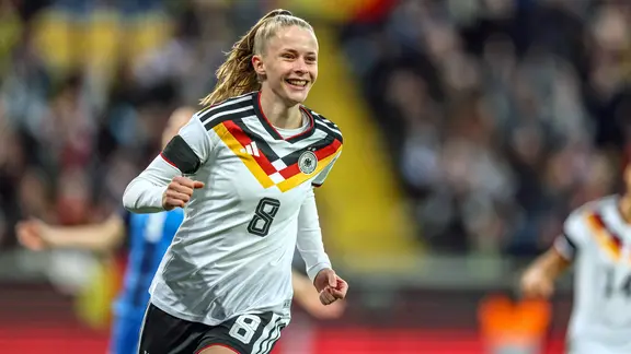 Vivien Endemann is happy. | IMAGO / Jan Huebner Vivien Endemann is happy.