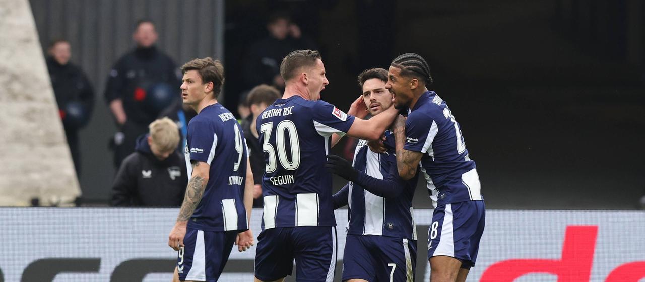 Hertha's Josip Brekalo celebrates his goal with his teammates