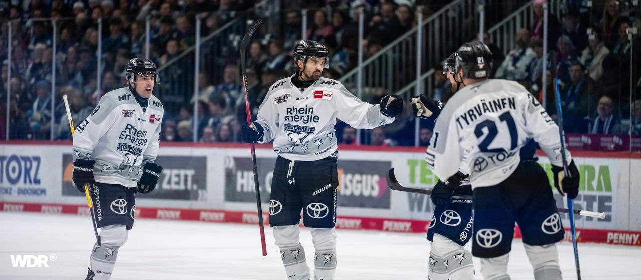 The Kölner Haie players are happy about their goal against Schwenningen