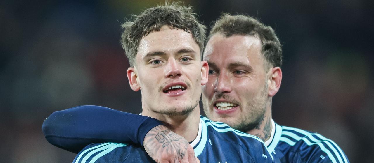 David Raum (r.) celebrates the goalscorer Florian Wirtz