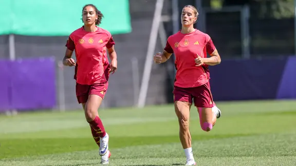 The national soccer players Cora Zicai and Selina Cerci (from left) during training | picture alliance / HMB Media | Hendrik Hamelau The national soccer players Cora Zicai and Selina Cerci (from left) during training