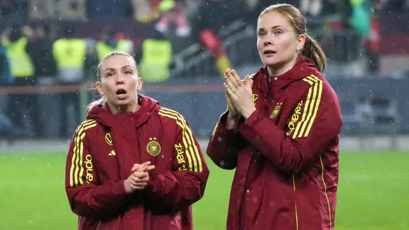 The German national soccer players Elisa Senß and Sjoeke Nüsken (from left) | IMAGO / Jan Huebner The German national soccer players Elisa Senß and Sjoeke Nüsken (from left)