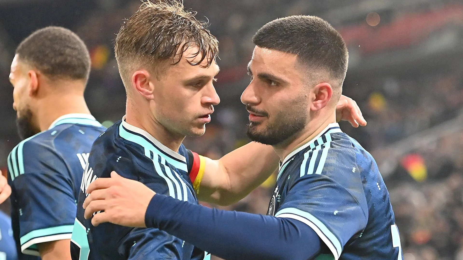 Deniz Undav (r.) with Joshua Kimmich: The national striker defended his teammate. Deniz Undav (r.) with Joshua Kimmich: The national striker defended his teammate.