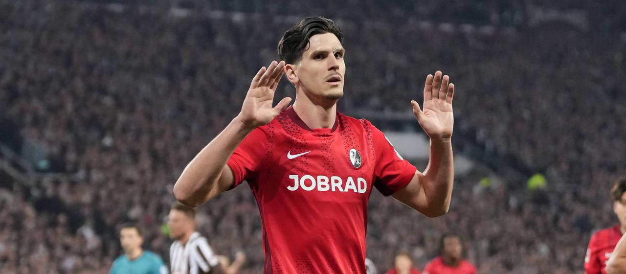 Freiburg's Igor Matanovic (from) holds on to his "Cheers" back to St. Pauli