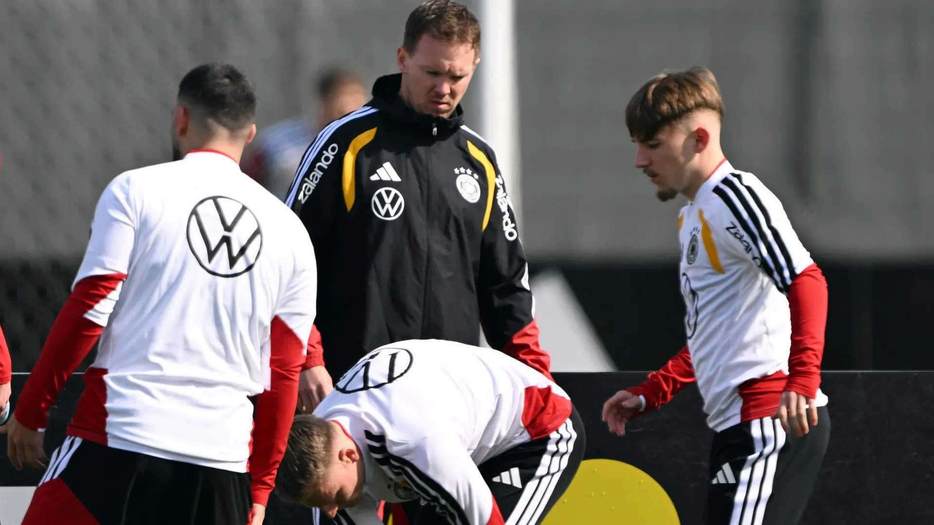National coach Nagelsmann (M.) and his national players preparing for the Switzerland game: Unusual rules in the game. National coach Nagelsmann (M.) and his national players preparing for the Switzerland game: Unusual rules in the game.