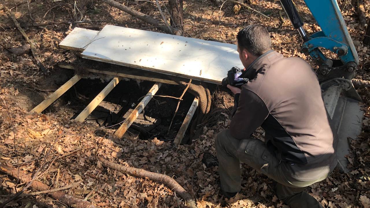 Drug pit Brabantse Wal and the forest ranger shortly after the discovery (photo: Willem-Jan Joachems).
