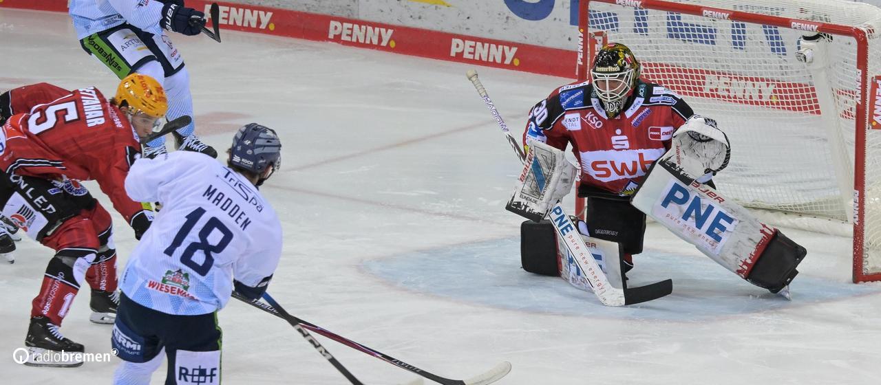 Penguins keeper Gudlevskis conceded the 0-1 against Straubing.