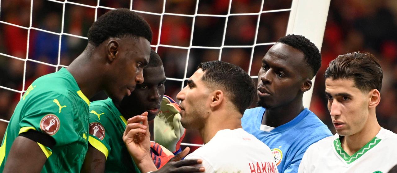 Discussion between a Senegalese and a Moroccan player 