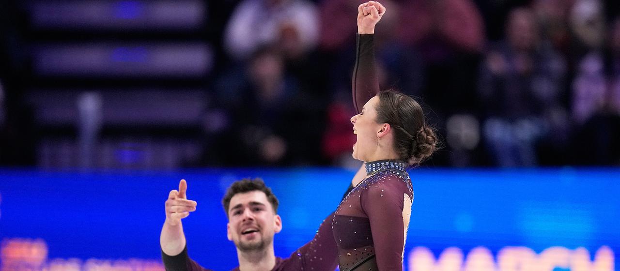 The figure skating couple Annika Hocke and Robert Kunkel cheer after the free skate at the World Championships in Prague (Source: picture alliance / ASSOCIATED PRESS | Petr David Josek)
