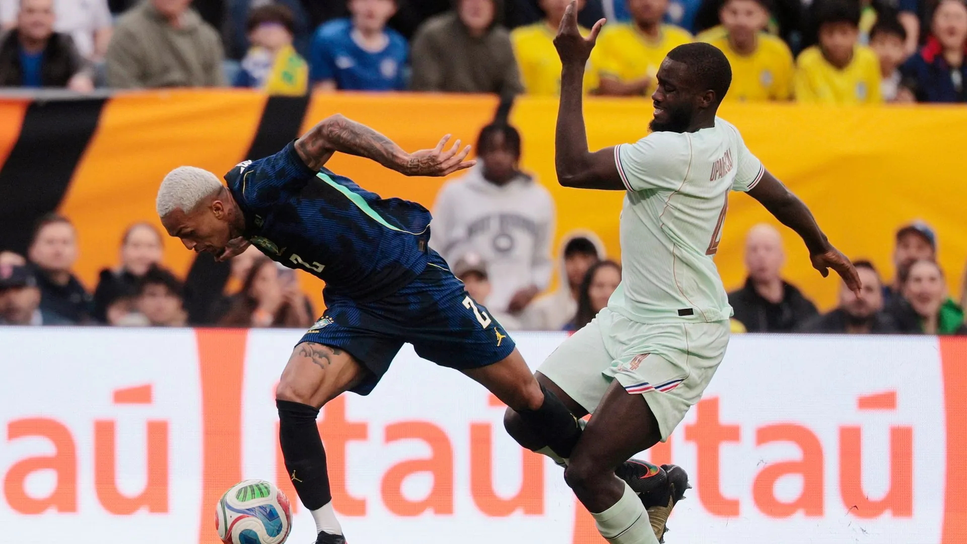 Came too late; France's Upamecano (r.) against Brazil's Wesley.