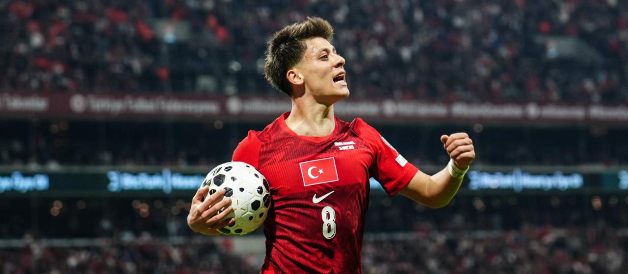 Arda Güler whips up the fans at the World Cup playoff game against Romania