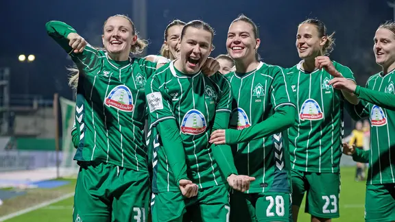Bremen's striker Larissa Mühlhaus (3rd from left) cheers with her teammates. | IMAGO / Claus Bergmann Bremen's striker Larissa Mühlhaus (3rd from left) cheers with her teammates.