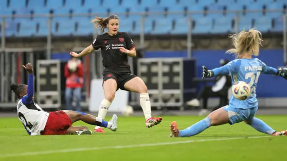 Katharina Piljic (M.) from Bayer Leverkusen scores 2-1 in the game at HSV IMAGO / Claus Bergmann Katharina Piljic (M.) from Bayer Leverkusen scores 2-1 in the game at HSV