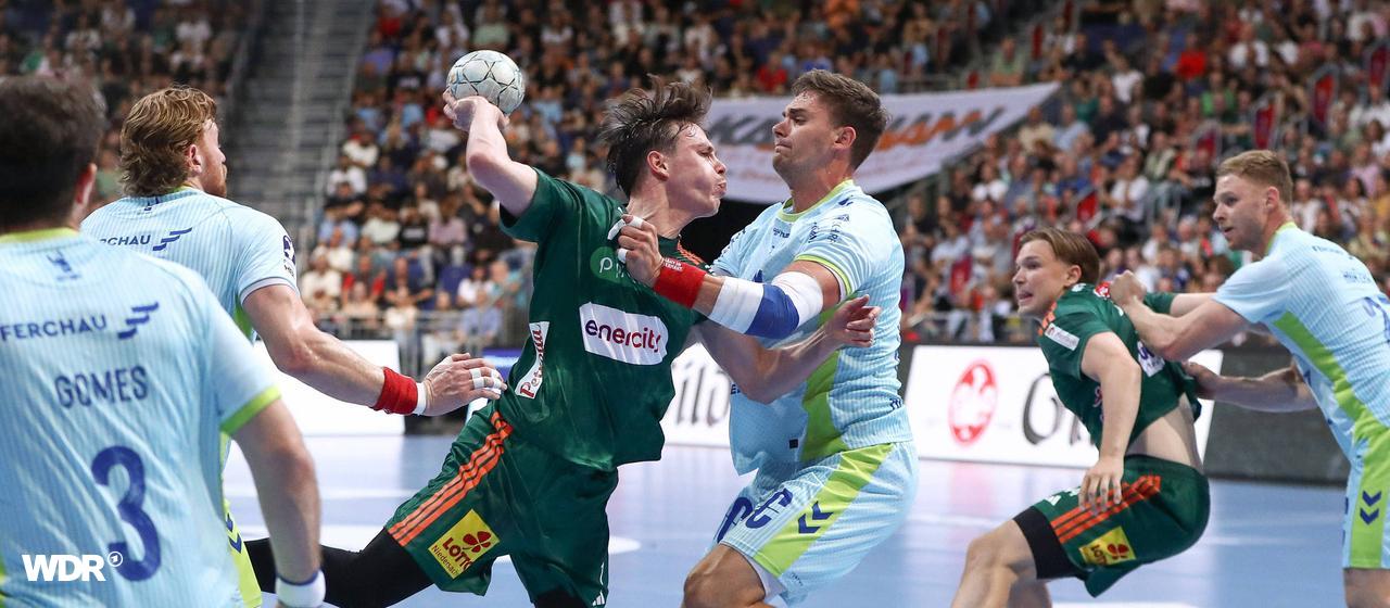 Duel between Hannover's Leif Tissier (l.) and Gummersbach's Stepan Zeman