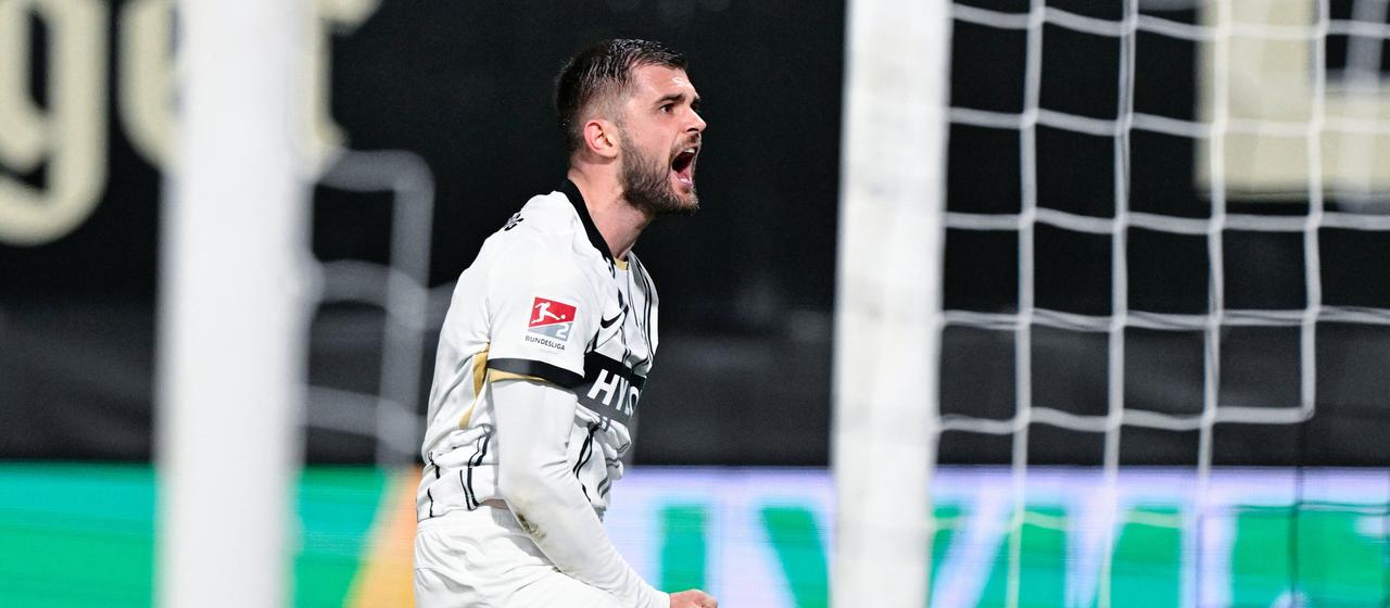 Lukasz Poreba celebrates his goal