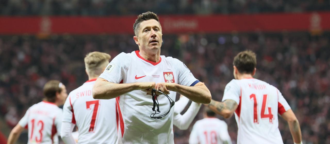 Lewandowski celebrates goal