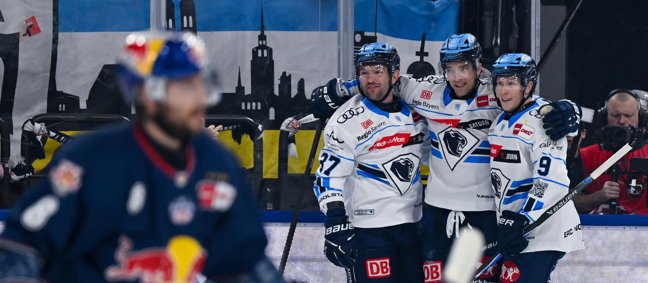 EHC Munich celebrates after winning against ERC Ingolstadt