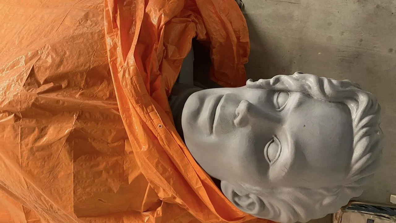 The statue is normally completely covered in canvas (photo: Peter van Gelder).