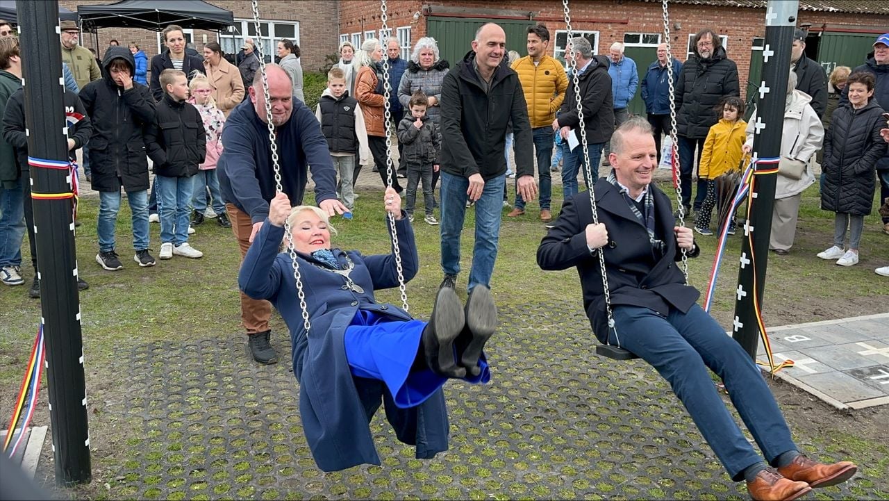 The mayors went from the Netherlands to Belgium and back again. 