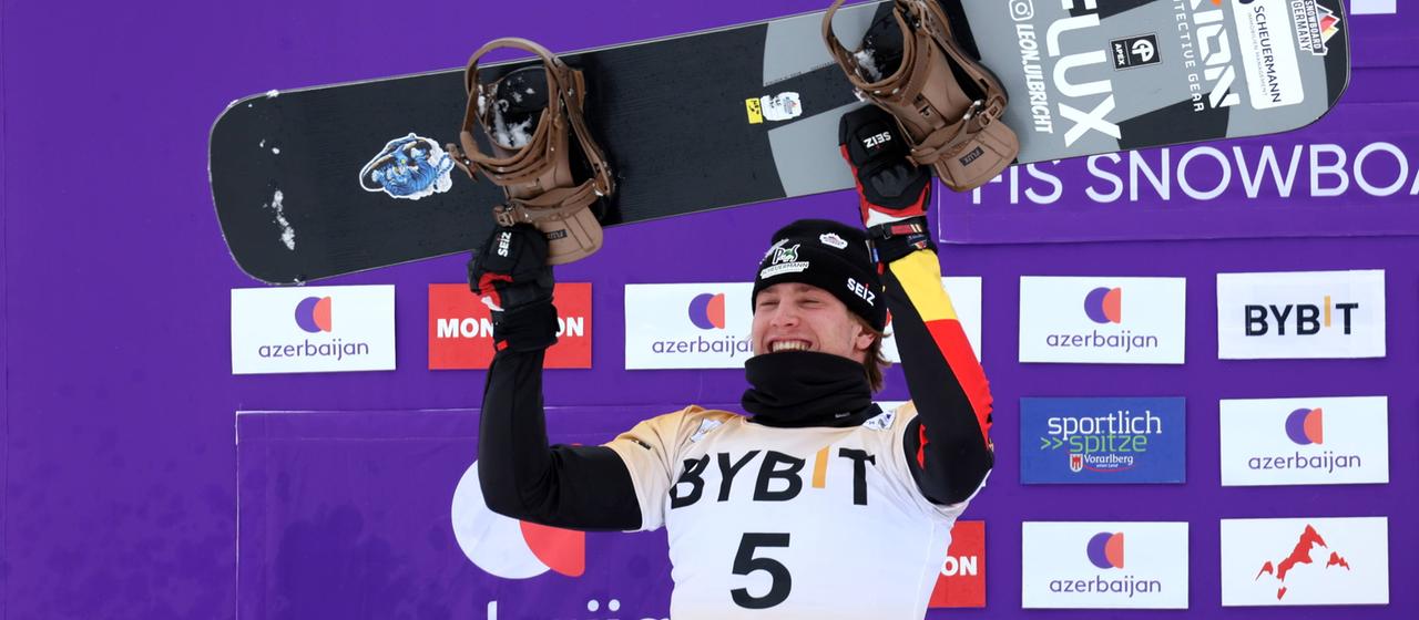 Leon Ulbricht celebrates his second place in snowboard cross
