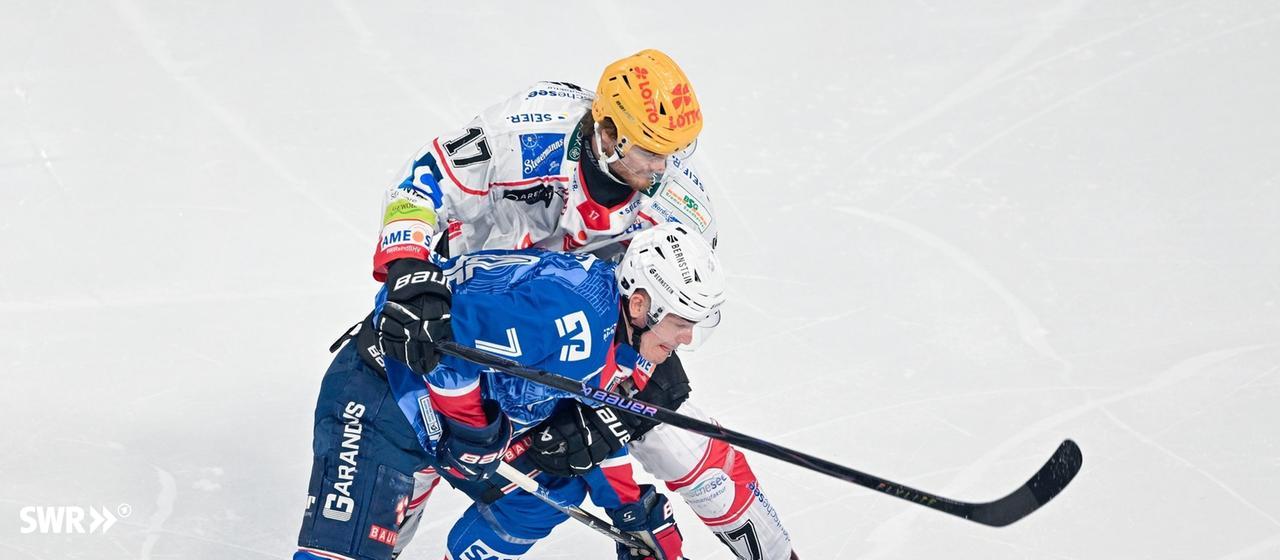 Justin Schütz (front, Adler Mannheim) and Ludwig Byström (Fischtown Pinguins Bremerhaven) fight for the puck