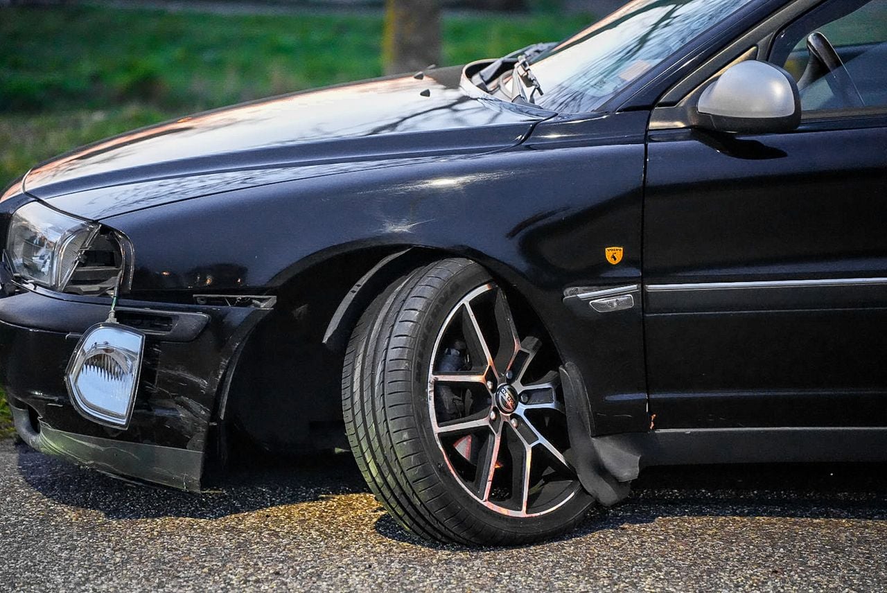 Broken off wheel of the car (photo: Erik Haverhals / Heitink Press Agency).