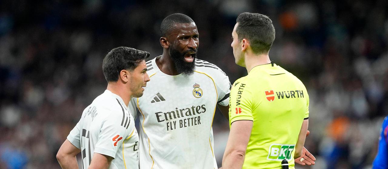 Real's Antonio Rüdiger (center) discusses with the referee