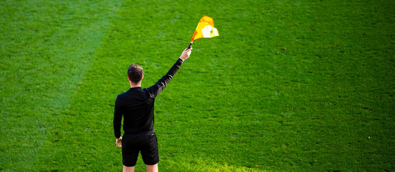 Lines judge rules for offside