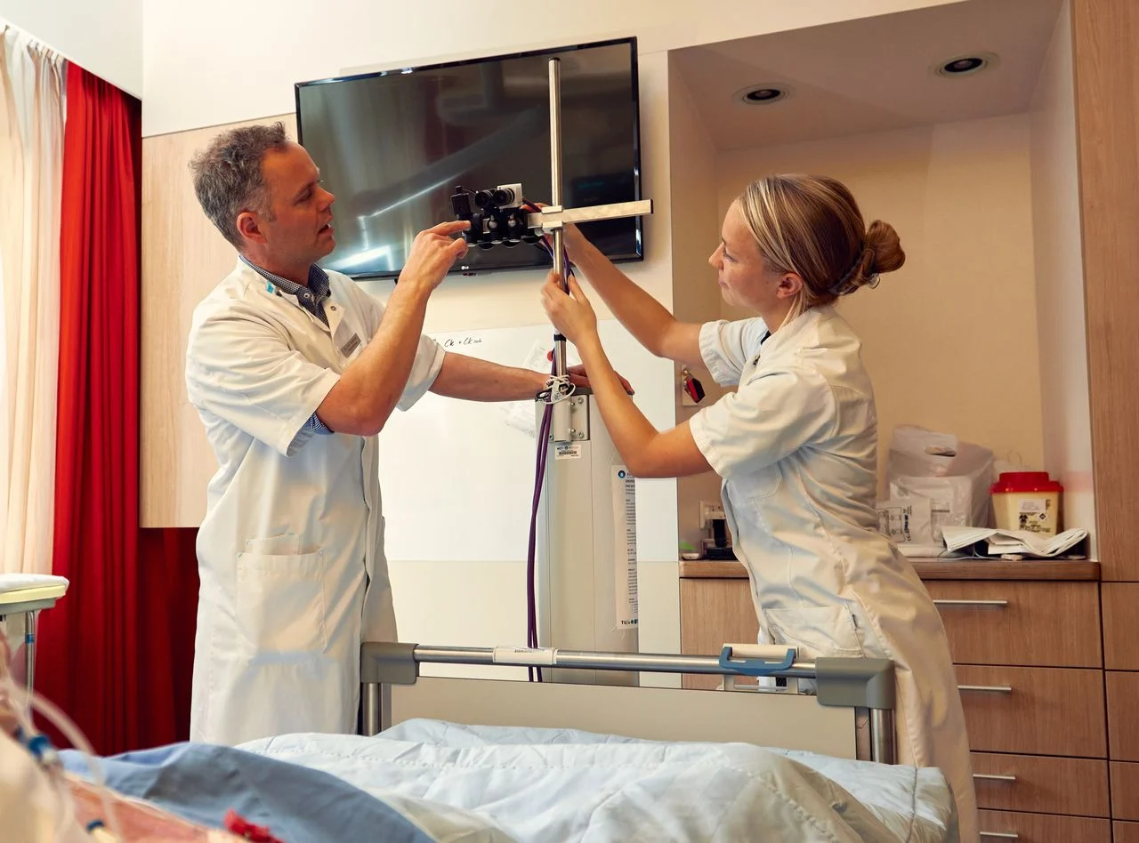 Setting up the camera (photo: Catharina Hospital).