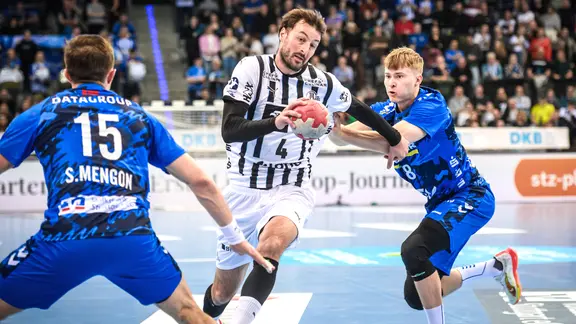 Kiel's Domagoj Duvnjak prevails against the Stuttgart defense. | IMAGO/Eibner Kiel's Domagoj Duvnjak prevails against the Stuttgart defense.