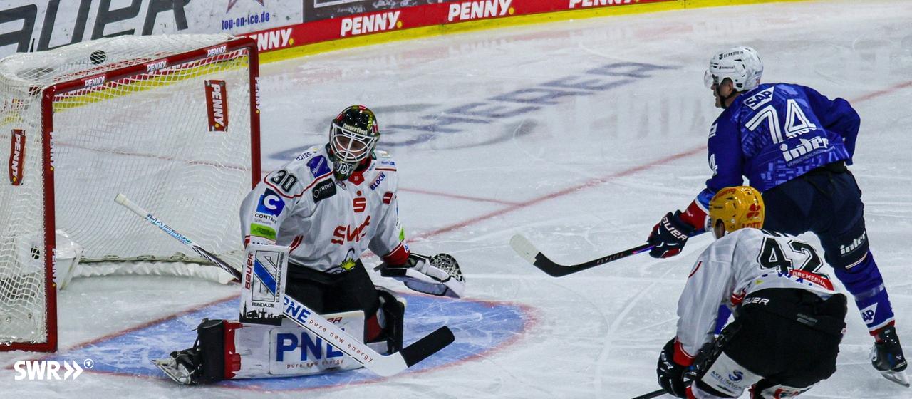Justin Schütz (right) scores 1-0 for the Adler Mannheim against the Fischtown Pinguins Bremerhaven