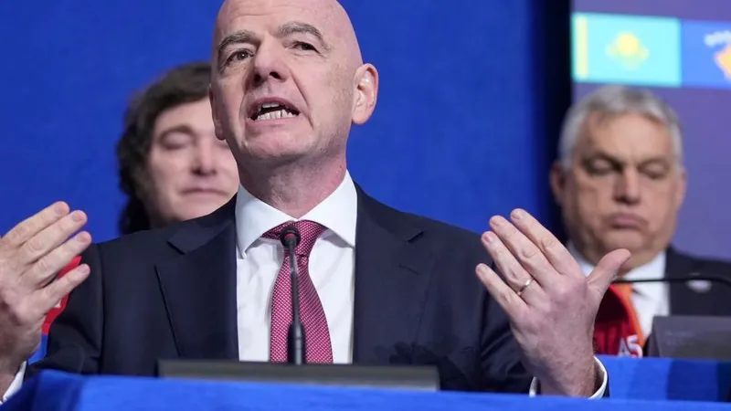 Gianni Infantino is bothered by players who cover their mouths. (archive image)