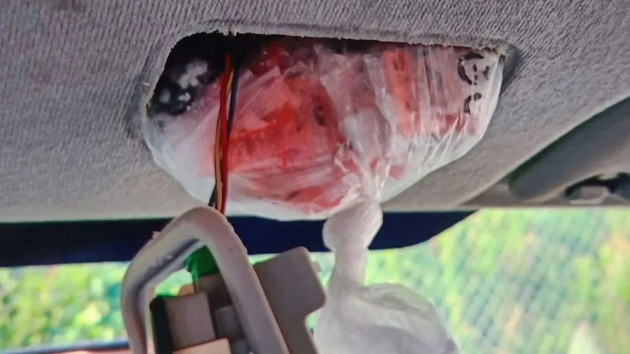 Hard drugs were hidden in the space behind the lamp (photo: police).