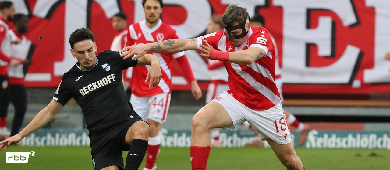 Erik Engelhardt (Cottbus) in a duel with Timur Gayret (Verl) (Source: IMAGO / Steffen Beyer)