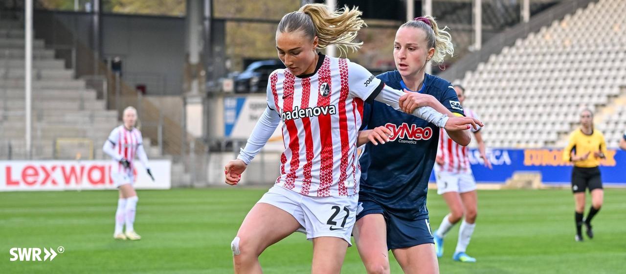 Sophie Nachtigall (SC Freiburg) on ​​the ball and in a duel with Vanessa Diehm (TSG Hoffenheim).