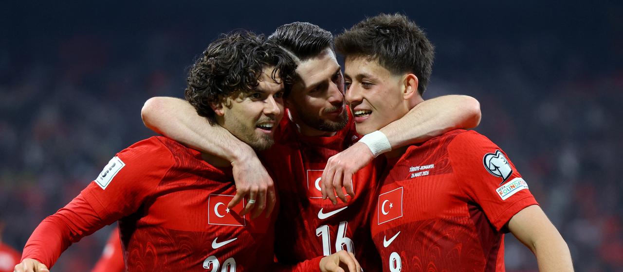 Arda Güler (r.) and Ismail Yuksek (m.) celebrate the winning goal against Romania with goalscorer Ferdi Kadioglu