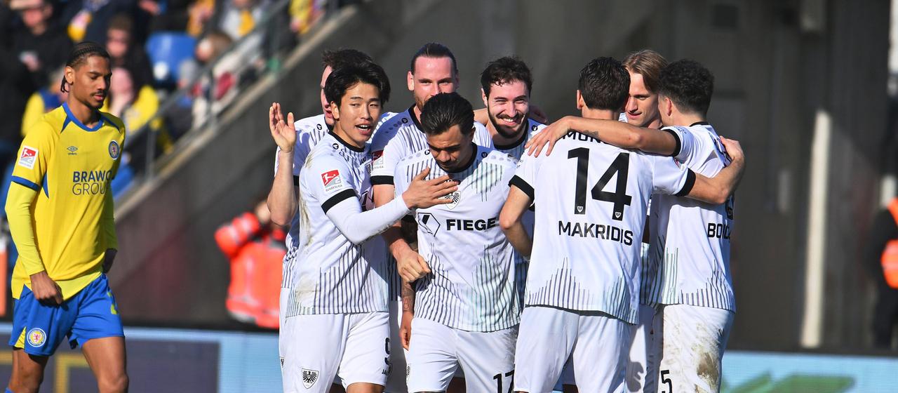 Münster's Oliver Batista-Meier celebrates his goal with his teammates