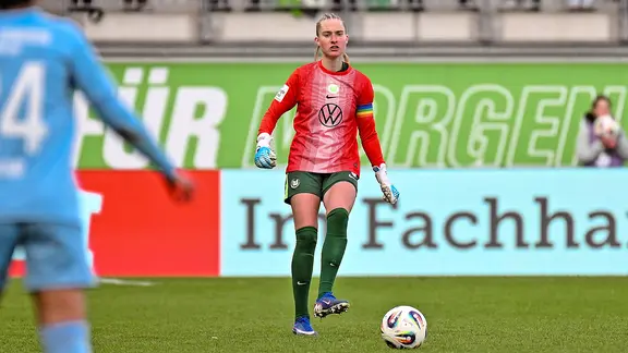 National player Janina Minge from VfL Wolfsburg in the game against Union Berlin in the goalkeeper jersey | IMAGO / Lobeca National player Janina Minge from VfL Wolfsburg in the game against Union Berlin in the goalkeeper jersey