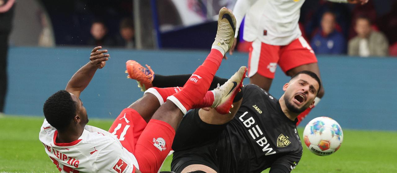 Leipzig's Ridle Baku (l.) and Stuttgart's Deniz Undav go down