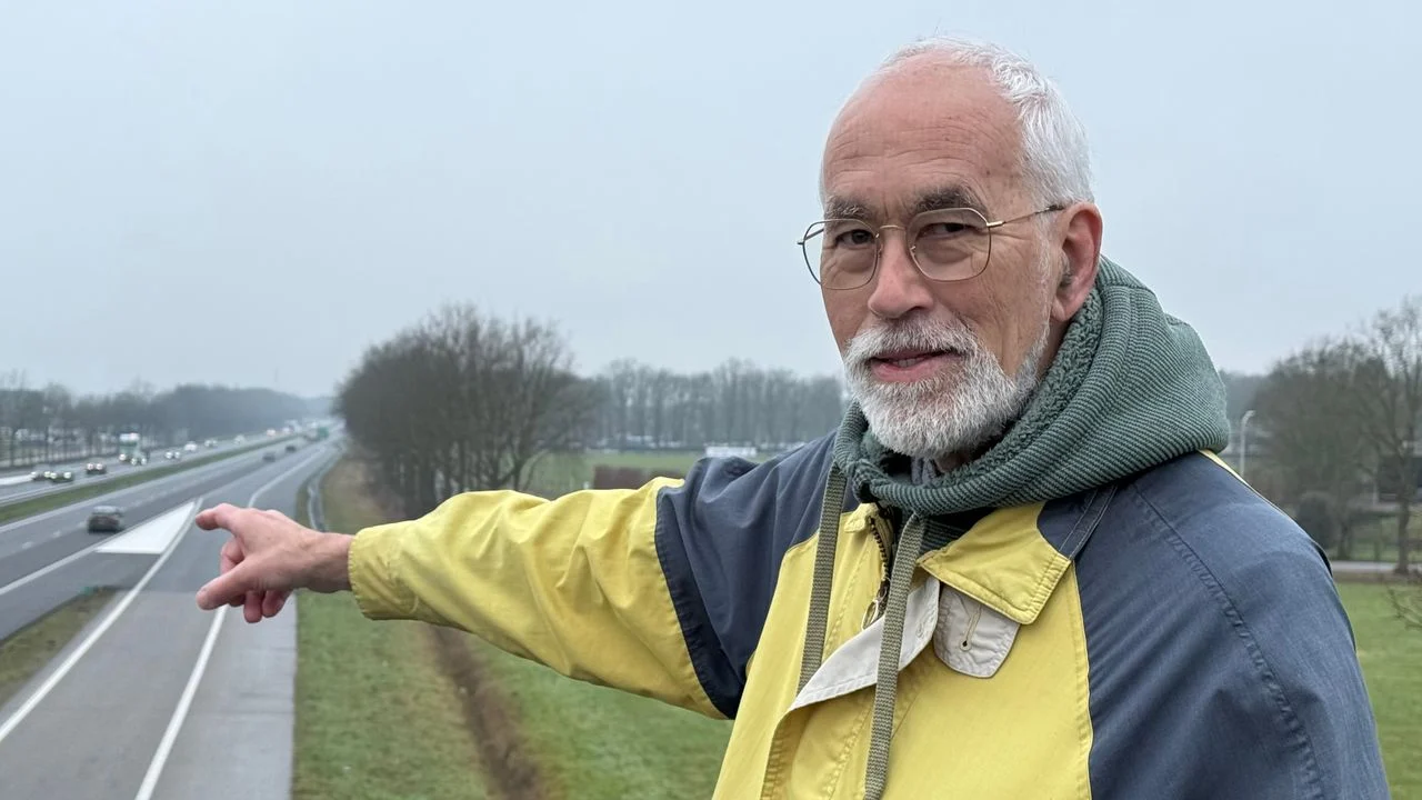 Marius Broos points to the exact spot where the bunker stood (photo: Erik Peeters).