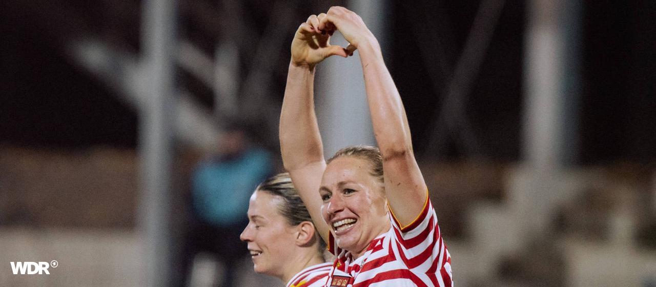 Pauline Bremer likes to leave her heart for the Cologne fans after scoring goals